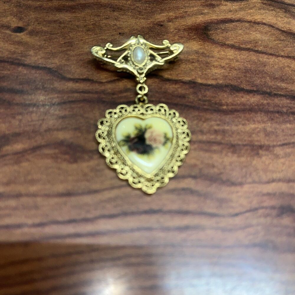Vtg 1928 Brand Gold Tone Pin/Brooch w/Floral Heart Cameo  & Faux Pearl